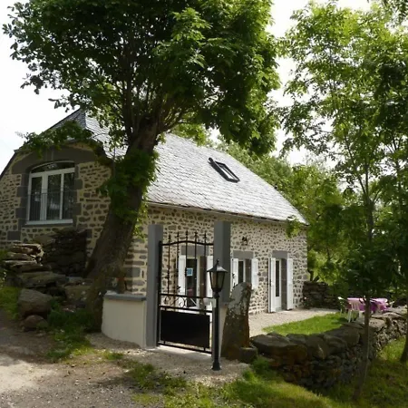 Дом отдыха Evasion Authentique Aux Monts Du Cantal: Ski, Randonnee Et Confort Contemporain - Fr-1-742-178