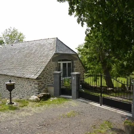 Evasion Authentique Aux Monts Du Cantal: Ski, Randonnee Et Confort Contemporain - Fr-1-742-178