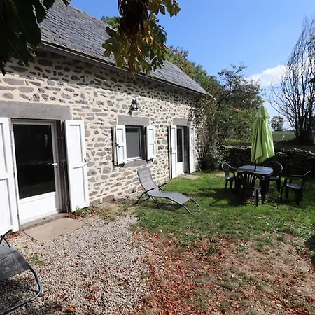 Evasion Authentique Aux Monts Du Cantal: Ski, Randonnee Et Confort Contemporain - Fr-1-742-178 Дом отдыха